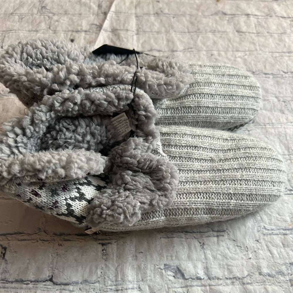 MUK LUKS  LIGHT GREY SWEATER KNIT BOOTIE SLIPPERS/HOUSE SHOES WOMEN’S SIZE 9-10